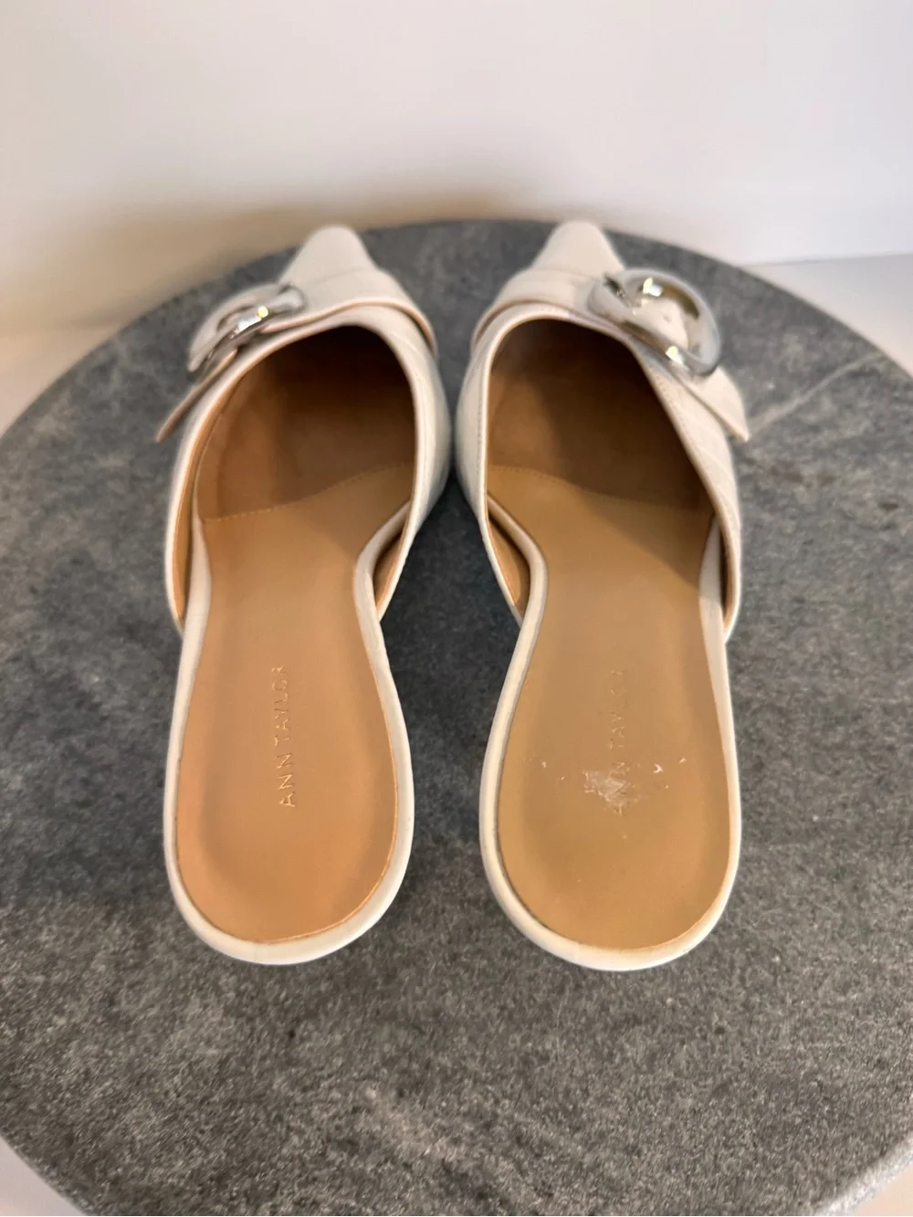 Ann Taylor White Leather Silver Pointed Toe Kitten Heels 6.5 - Picture 7 of 13